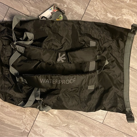 WATERPROOF LIGHTWEIGHT 30L BACKPACK - Picture 3 of 4